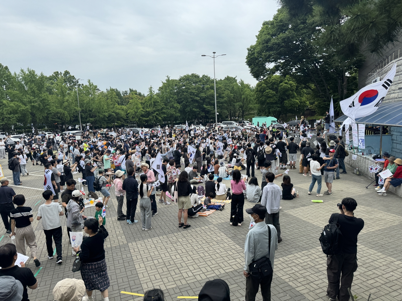 Demonstrators call for a rerun of the recent local elections, chanting outside the SK Olympic Handball Gymnasium in Jamsil-gon, southern Seoul, Sunday. (Cha Min-jung/The Korea Herald)