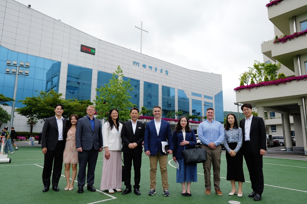 Riley Barnes (fifth from right), assistant secretary of state for democracy, human rights and labor, and Julie Turner (fourth from left), acting deputy assistant secretary of state for democracy, human rights and labor, along with other US officials, pose for a photo during their visit to Segero Church in Busan, led by the Rev. Son Hyun-bo (fifth from left), on Sunday, in this photo provided by the church. (Segero Church)