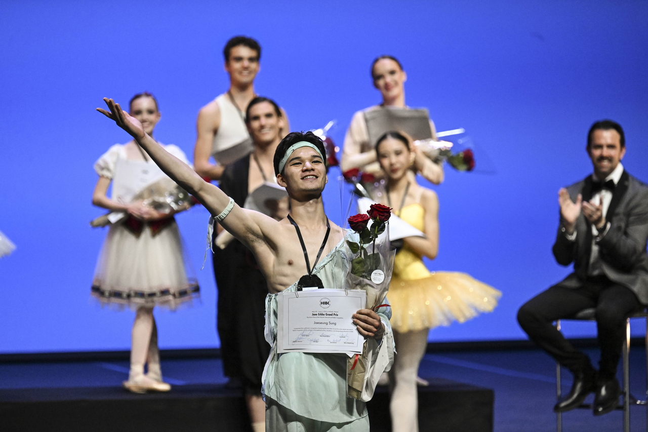 This photo shows South Korean ballerino Sung Jae-seung (C), who won the top prize at the Helsinki International Ballet Competition held at the Finnish National Opera and Ballet from May 28-June 5. (EPA-Yonhap)