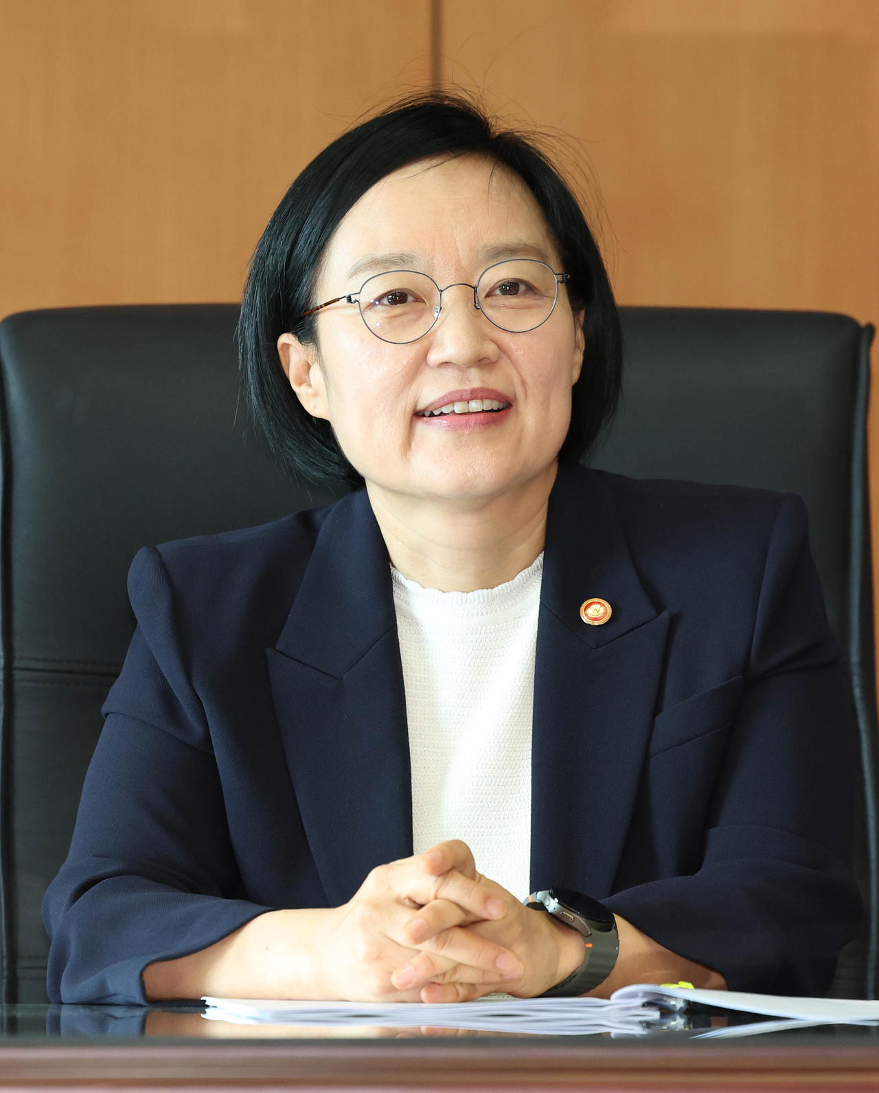 Prime Minister nominee Han Seong-sook presides over a meeting in her temporary office in Jongno-gu, Seoul, Monday. (Lee Sang-sub/The Korea Herald)