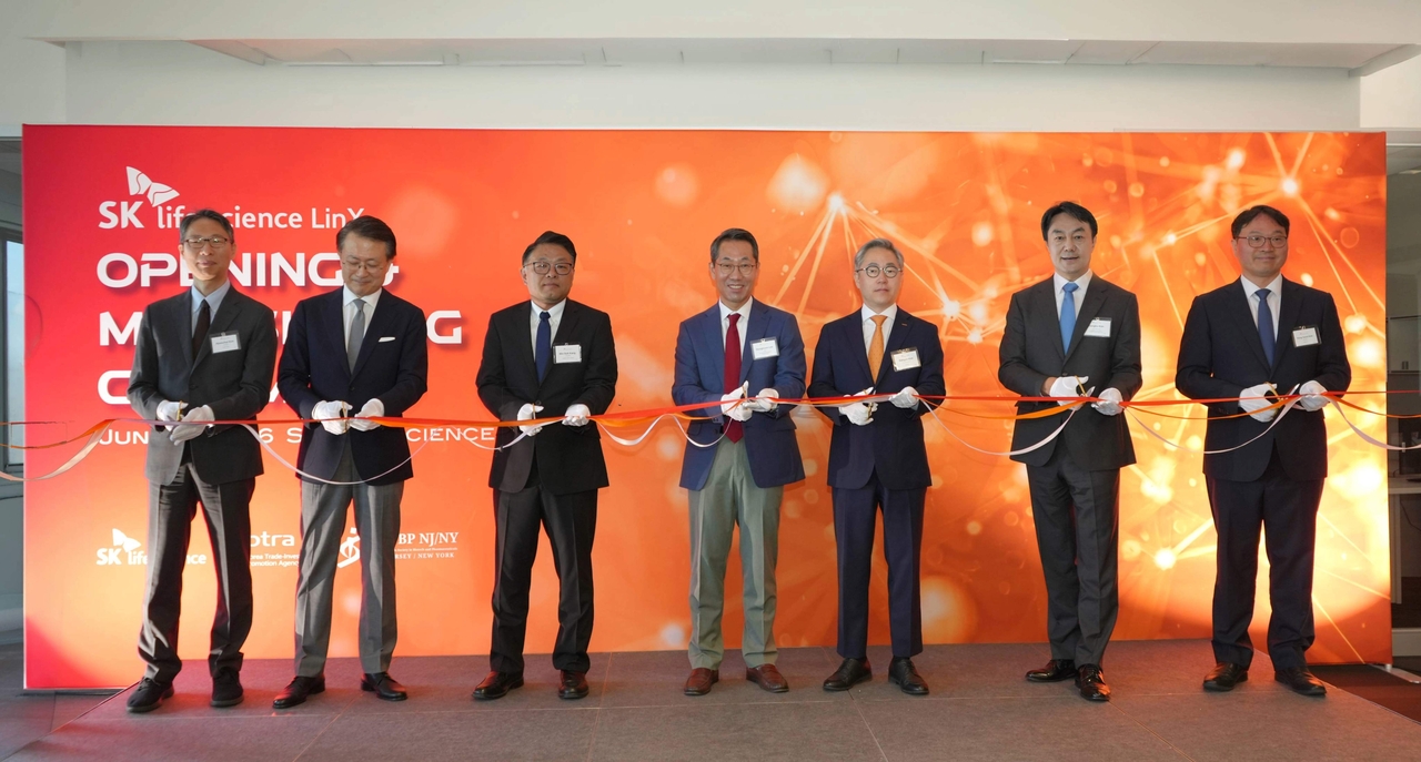 Officials from SK and the Korean government, including SK Biopharmaceuticals CEO Lee Dong-hoon (center), attend the opening ceremony of SK Life Science LinX in New Jersey on Friday. (SK Biopharmaceuticals)