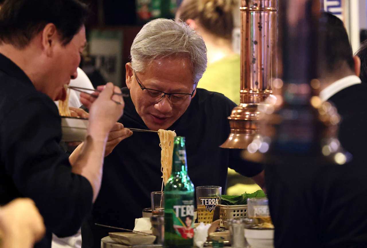 Jensen Huang eats noodles at a restaurant in Hongdae, Seoul, Friday. (Yonhap)