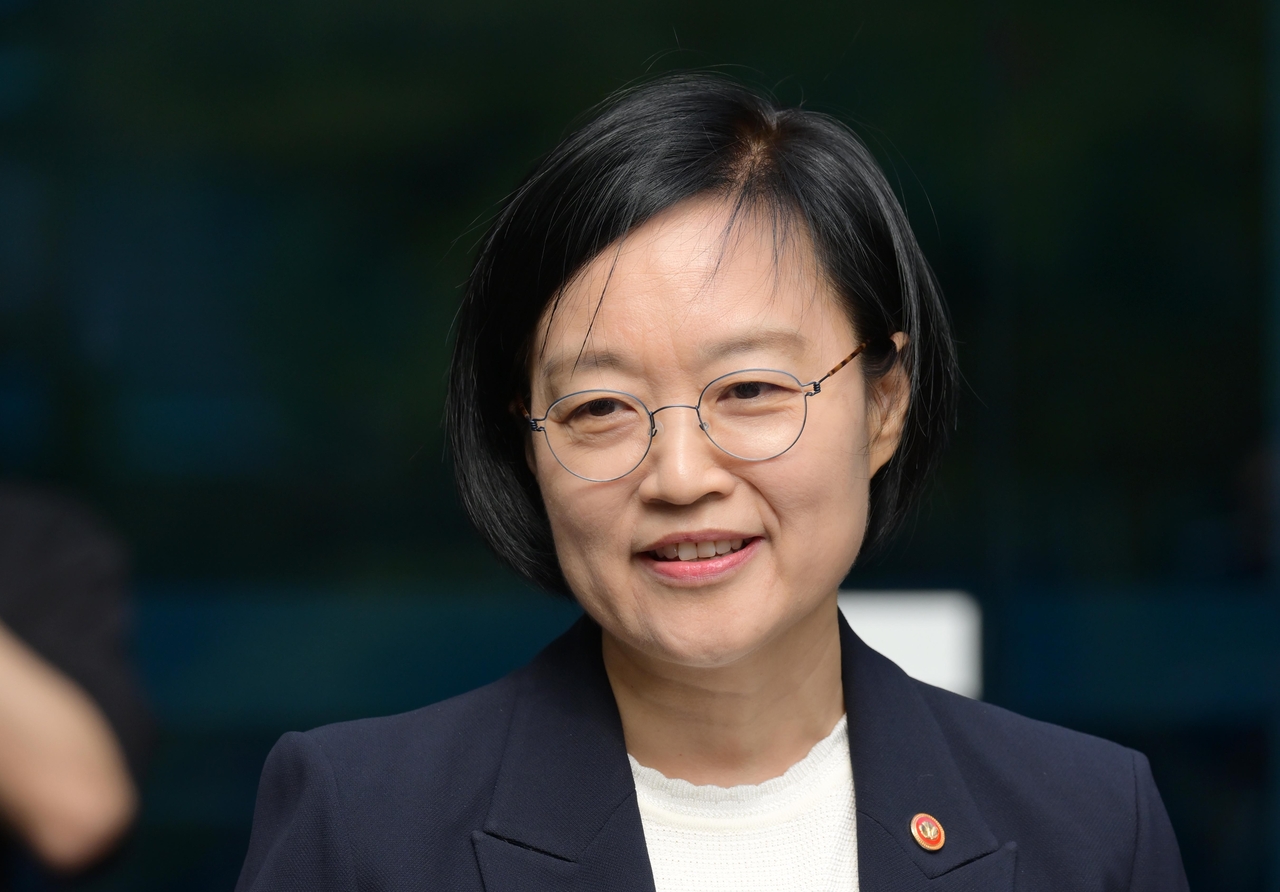 Prime Minister nominee Han Seong-sook speaks to reporters in front of her temporary office in Jongno-gu, Seoul on Monday. (Lee Sang-sub/The Korea Herald)