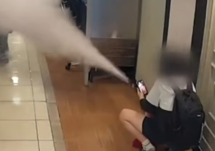 A middle school student discharges a fire extinguisher at an internet cafe in Gunsan, North Jeolla Province, Tuesday. (JTBC)