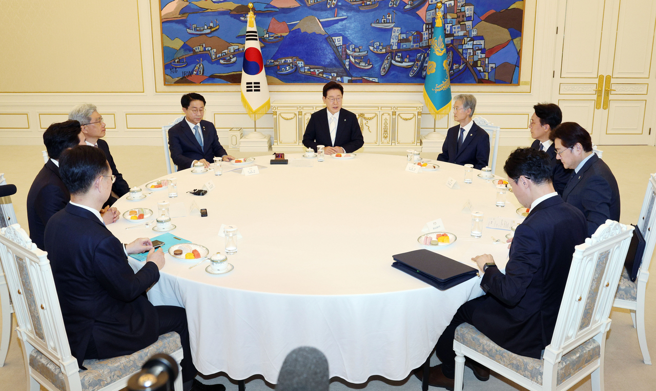 President Lee Jae Myung (center) holds a meeting with the leaders of the legislative, judiciary and administrative branches at the presidential office in Seoul on Monday. Attending the meeting are  Supreme Court Chief Justice Cho Hee-dae, Prime Minister Kim Min-seok, Constitutional Court chief Kim Sang-hwan and National Assembly Speaker Cho Jeong-sik. (Pool photo via Yonhap)