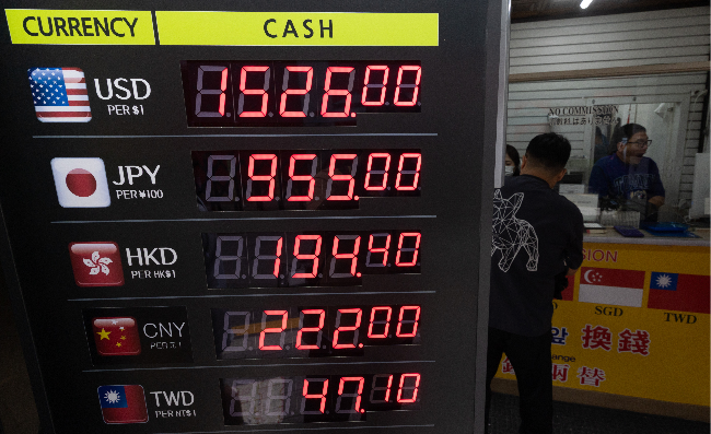 A currency exchange shop in Myeong-dong, central Seoul, Monday (Yoon Chang-bin/The Korea Herald)