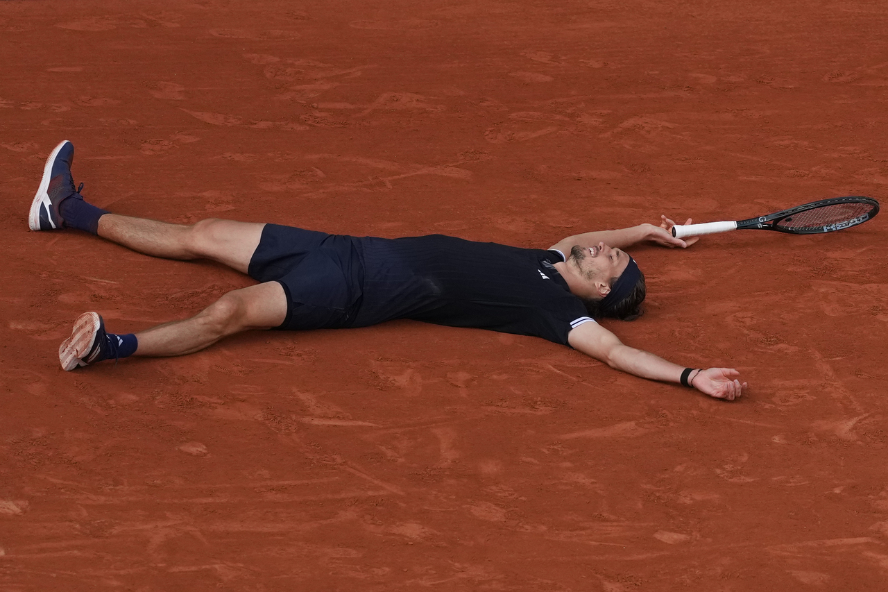 Alexander Zverev reacts after winning the final match against Flavio Cobolli to win the French Open, in Paris, Sunday.    (AP-Yonhap)