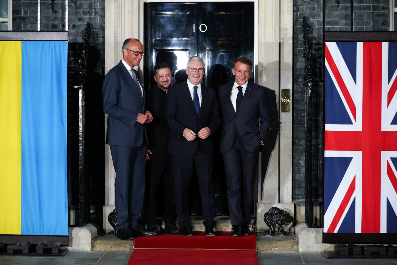 British Prime Minister Keir Starmer (second from right), Ukrainian President Volodymyr Zelenskyy (second from left), French President Emmanuel Macron (right) and German Chancellor Friedrich Merz meet at 10 Downing Street in London, Sunday. (Reuters-Yonhap)