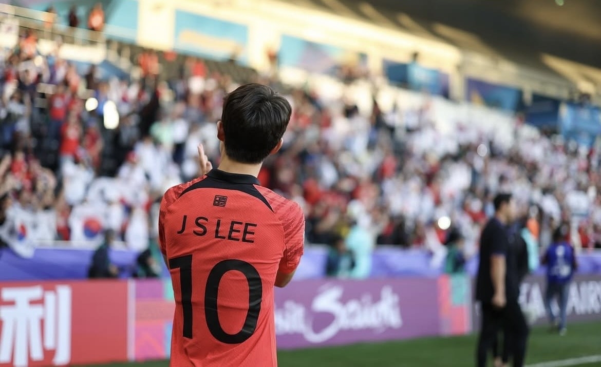 Lee Jae-sung in his No. 10 jersey (Lee's Instagram)