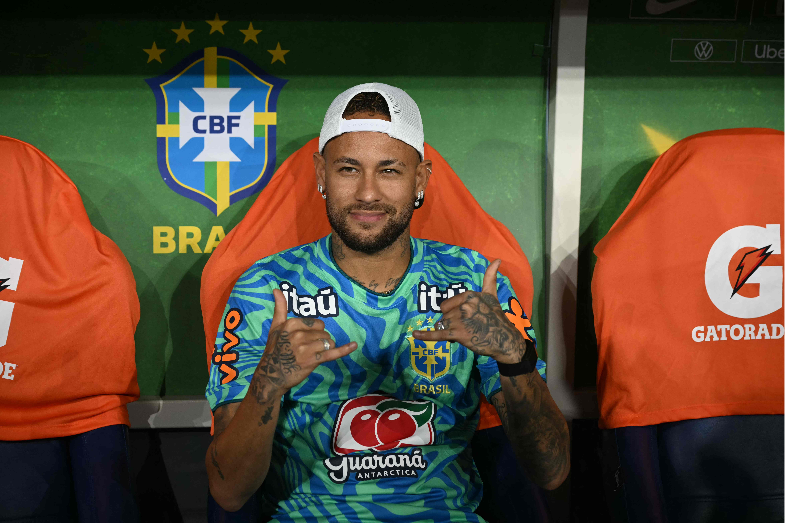 Brazil's forward Neymar gestures from the bench ahead of a friendly match between Brazil and Panama in Rio de Janeiro on May 31.   (AFP-Yonhap)