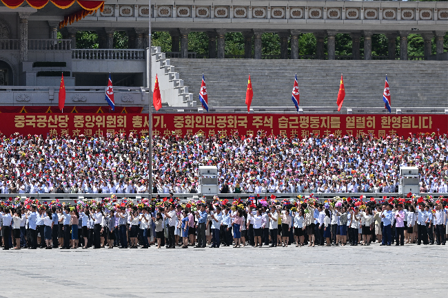 A welcoming ceremony for Chinese President Xi Jinping is held at Kim Il Sung Square in Pyongyang on Monday. (Xinhua-Yonhap)