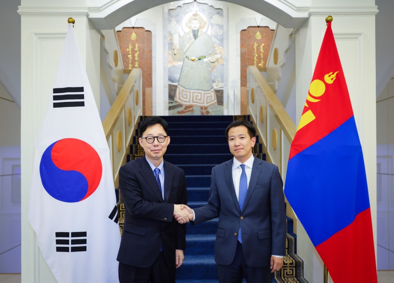First Vice Foreign Minister Park Yoon-joo (left) shakes hands with Mongolian Deputy Foreign Minister Gombosuren Amartuvshin ahead of the inaugural South Korea-Mongolia vice ministerial strategic dialogue in Ulaanbaatar on Monday, in this photo distributed by Seoul's Ministry of Foreign Affairs on Tuesday. (Ministry of Foreign Affairs)