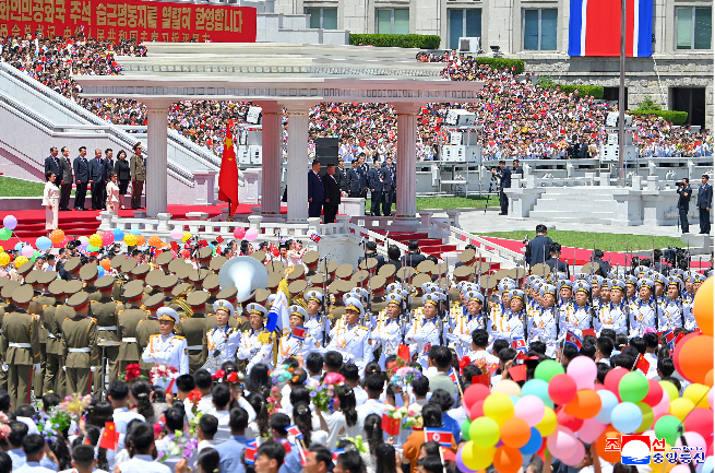 A welcoming ceremony for Chinese President Xi Jinping is held at Kim Il Sung Square in Pyongyang on Monday in this Korean Central News Agency photo released the next day. (KCNA via Yonhap)