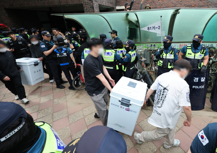 Ballot boxes at a polling station in Jamsil-dong, Songpa-gu, southern Seoul, are being taken to be counted on Friday, after protestors had blocked the election authorities from accessing the boxes since Wednesday evening. (Yonhap)