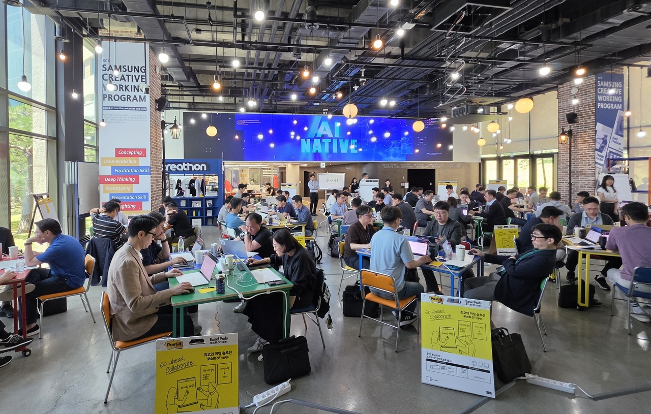 Executives from Samsung affiliates take part in an intensive AI training program at Samsung Human Resources Development Institute in Yongin, Gyeonggi Province. (Samsung Electronics)