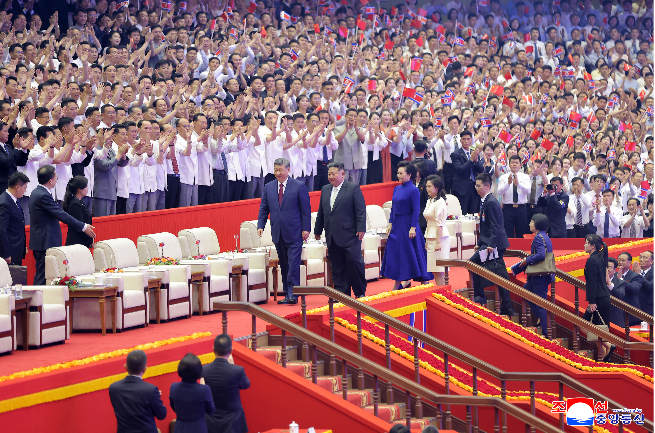 Chinese President Xi Jinping, escorted by North Korean leader Kim Jong-un, arrives at Pyongyang Gymnasium in Pyongyang on Monday, where a cultural event was held to welcome him. (KCNA via Yonhap)