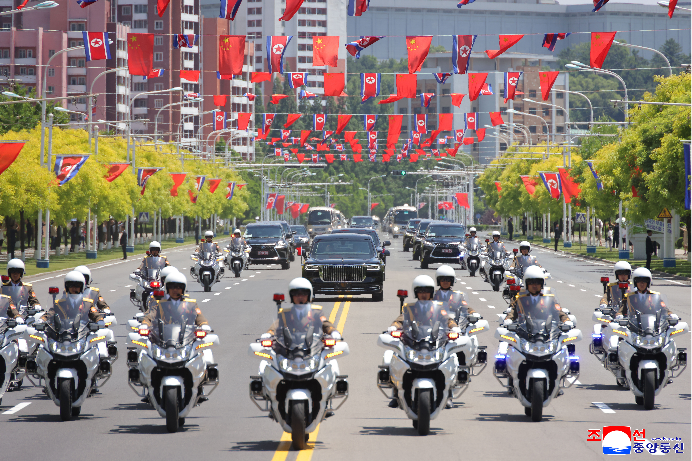 Chinese President Xi Jinping’s motorcade carryies him and his entourage under escort by ceremonial motorcycles in Pyongyang on Monday in this Korean Central News Agency photo released the next day. (KCNA via Yonhap)