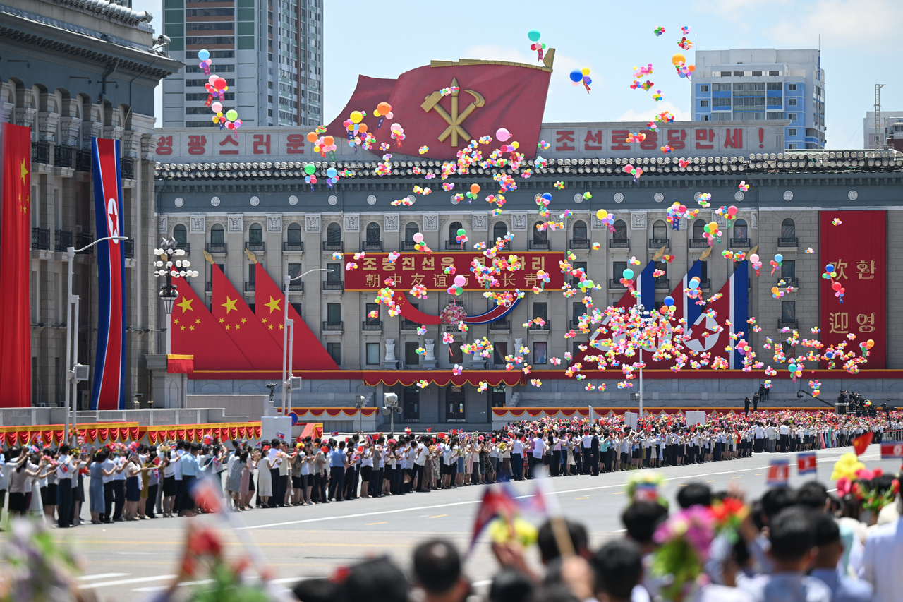 People welcome Chinese President Xi Jinping in Pyongyang, on June 8, 2026.  (Xinhua-Yonhap)