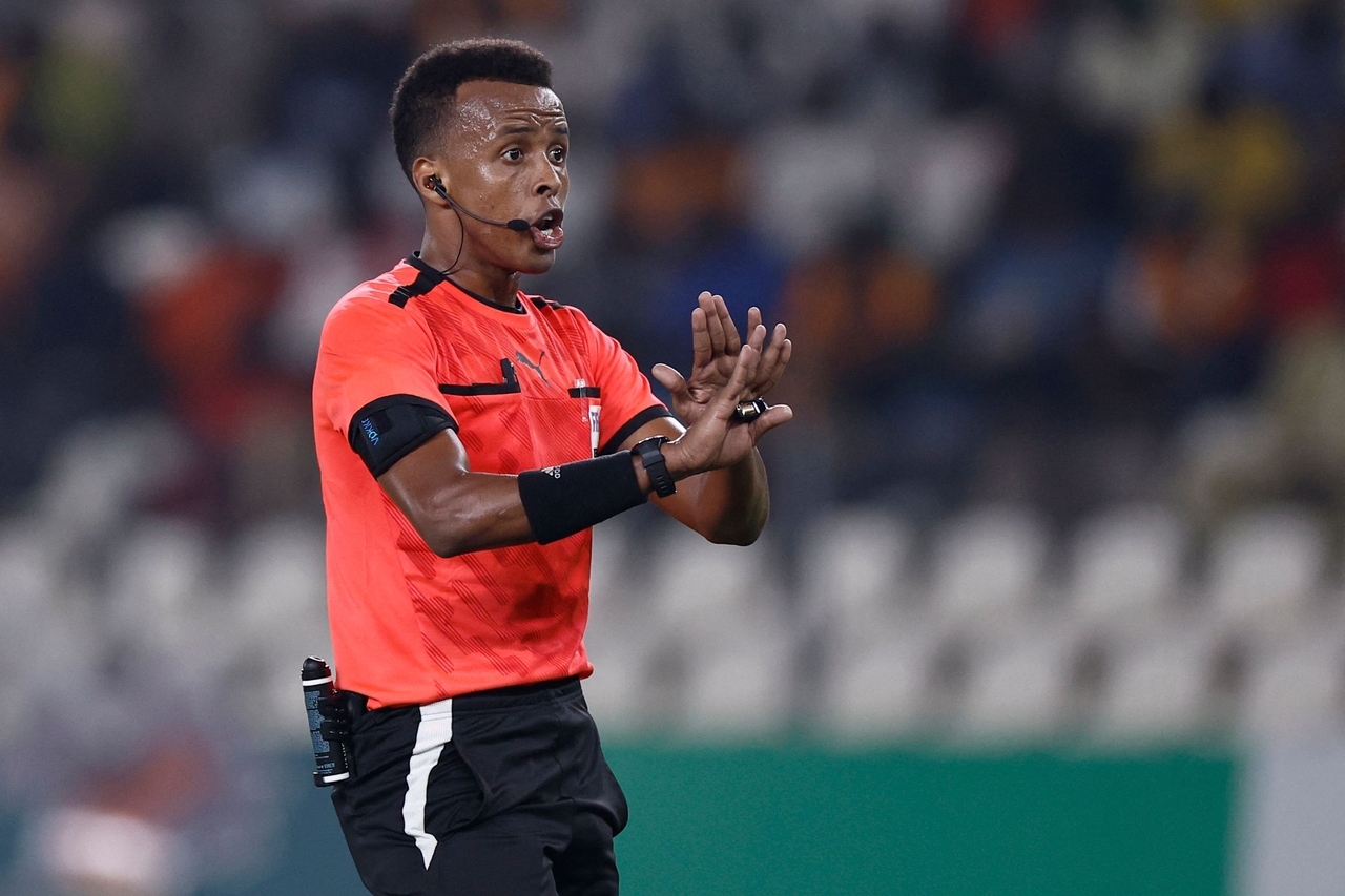 Somalian referee Omar Abdulkadir Artan in action during the 2024 Africa Cup of Nations match between Mauritania and Algeria, at Stade de la Paix in Bouake, Ivory Coast, Jan. 23, 2024.   (AFP-Yonhap)