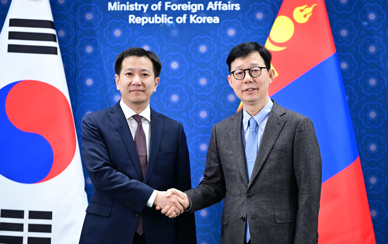 First Vice Foreign Minister Park Yoon-joo (R) shakes hands with his Mongolian counterpart, Gombosuren Amartuvshin, during their meeting in Seoul on Feb. 23. (Ministry of Foreign Affairs)