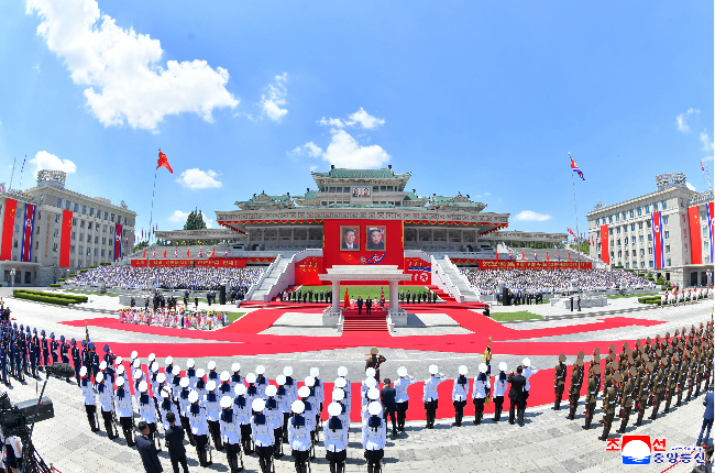 A welcoming ceremony for Chinese President Xi Jinping is held at Kim Il Sung Square in Pyongyang on Monday in this Korean Central News Agency photo released the next day. (KCNA via Yonhap)