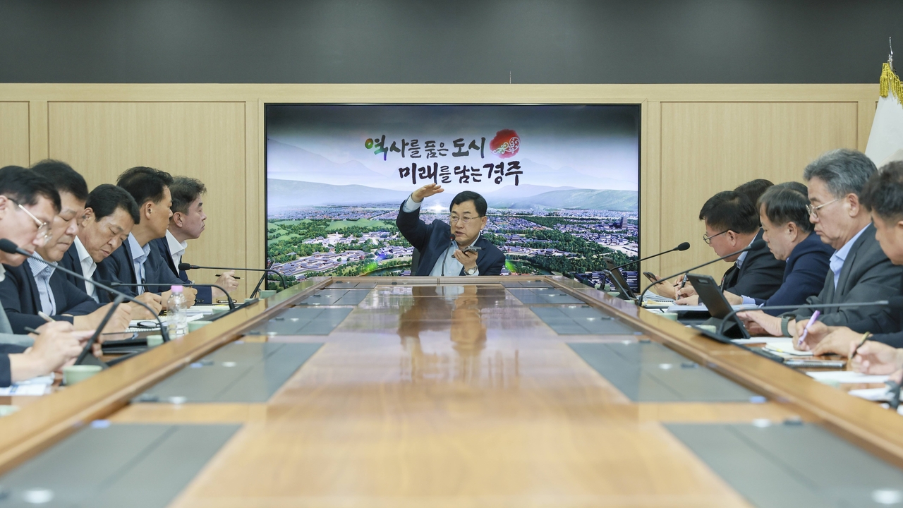 주낙영 경주시장이 9일 시청 영상회의실에서 국·소·본부장회의를 주재하며 민선 9기 주요 공약사업과 현안사업 추진 상황을 점검하고 있다.[경주시 제공]
