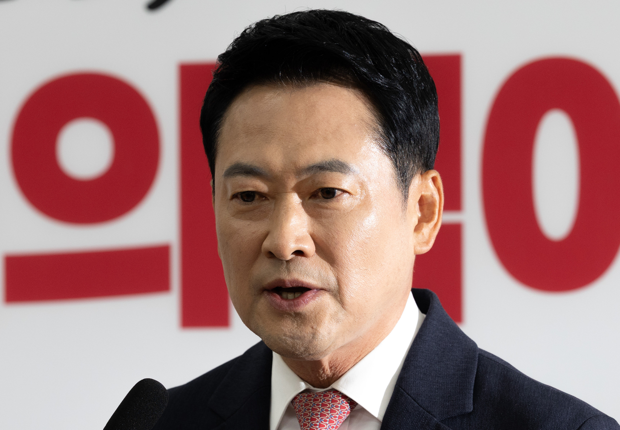 Rep. Jang Dong-hyeok speaks in a press conference at the National Assembly on Tuesday. (Yoon Chang-bin/The Korea Herald)