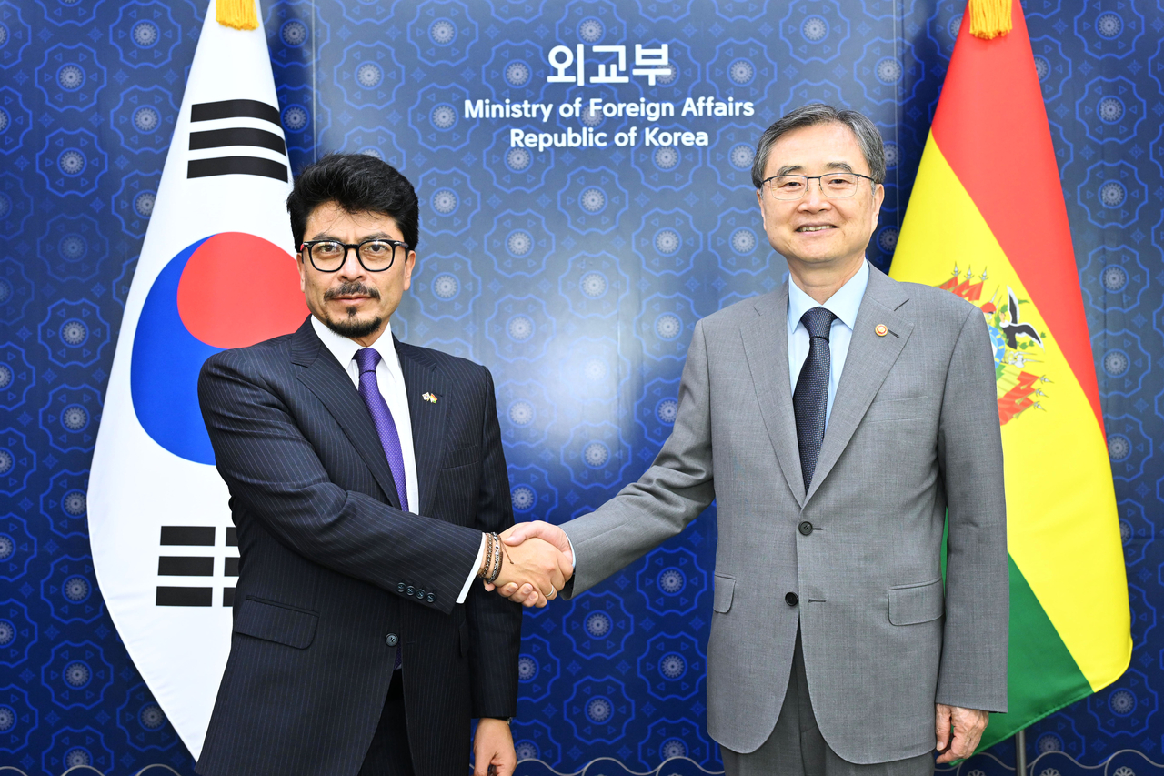 South Korean Foreign Minister Cho Hyun and Bolivian counterpart Fernando Hugo Aramayo Carrasco pose for a photograph ahead of their talks in Seoul on Monday. (Yonhap)