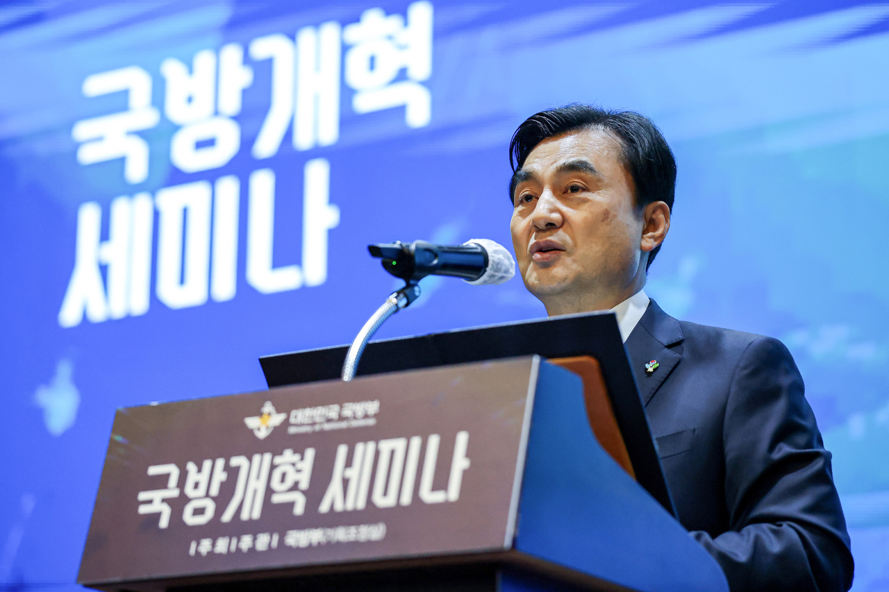 Defense Minister Ahn Gyu-back delivers a speech during a military reform seminar at the War Memorial of Korea in central Seoul on Tuesday. (Ministry of Defense)