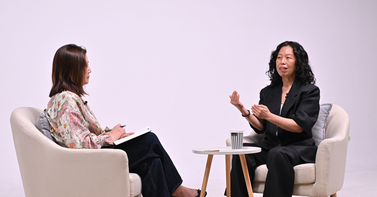 Film director Lee Min-sook (right) speaks with Kim Hoo-ran, editor-at-large at The Korea Herald, at Herald Square in Seoul, May 11. (Lim Se-jun/The Korea Herald)