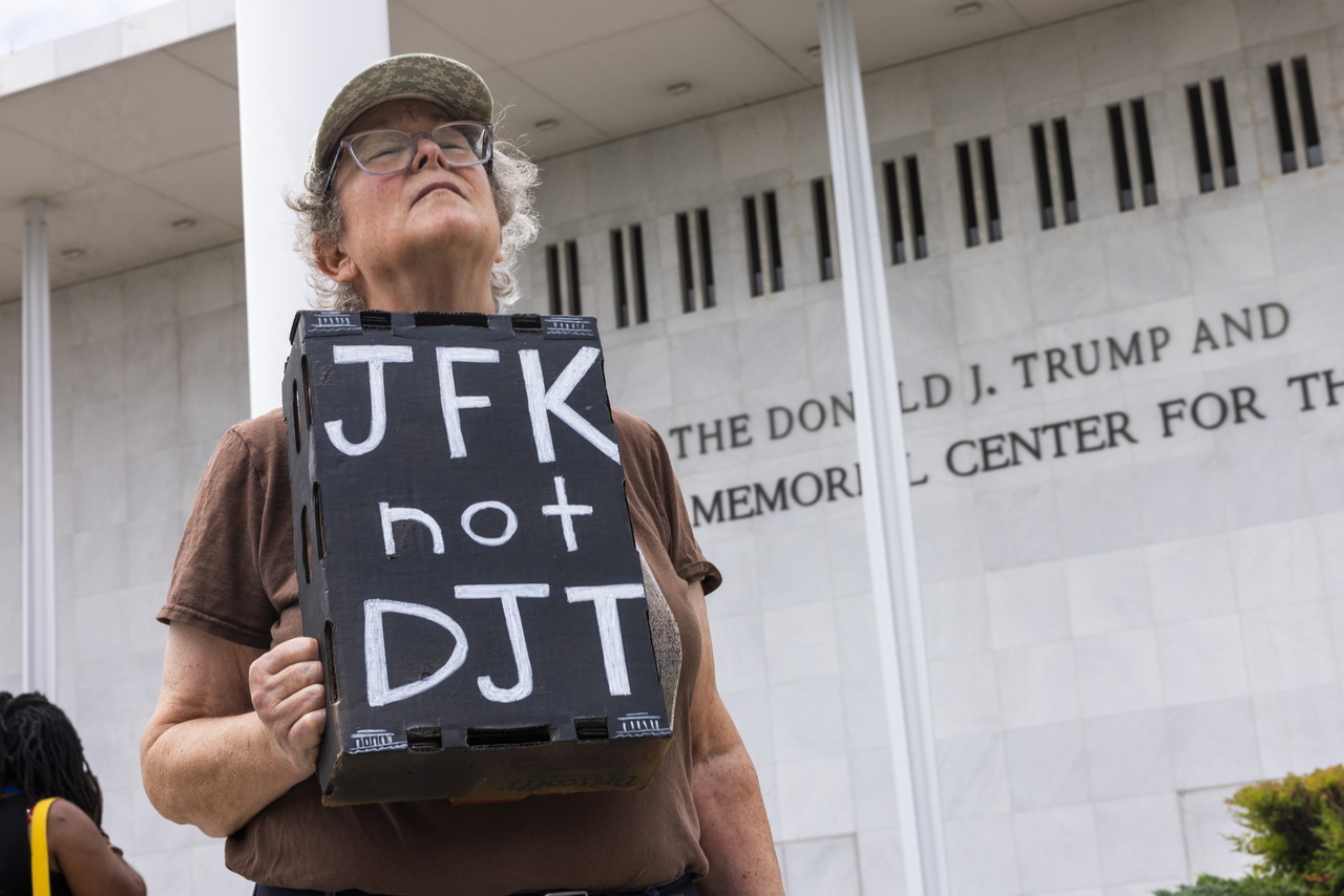 A protester holds up a sign that reads, "JFK not DJT," in front of the John F. Kennedy Center for the Performing Arts in Washington, Monday.    (EPA-Yonhap)