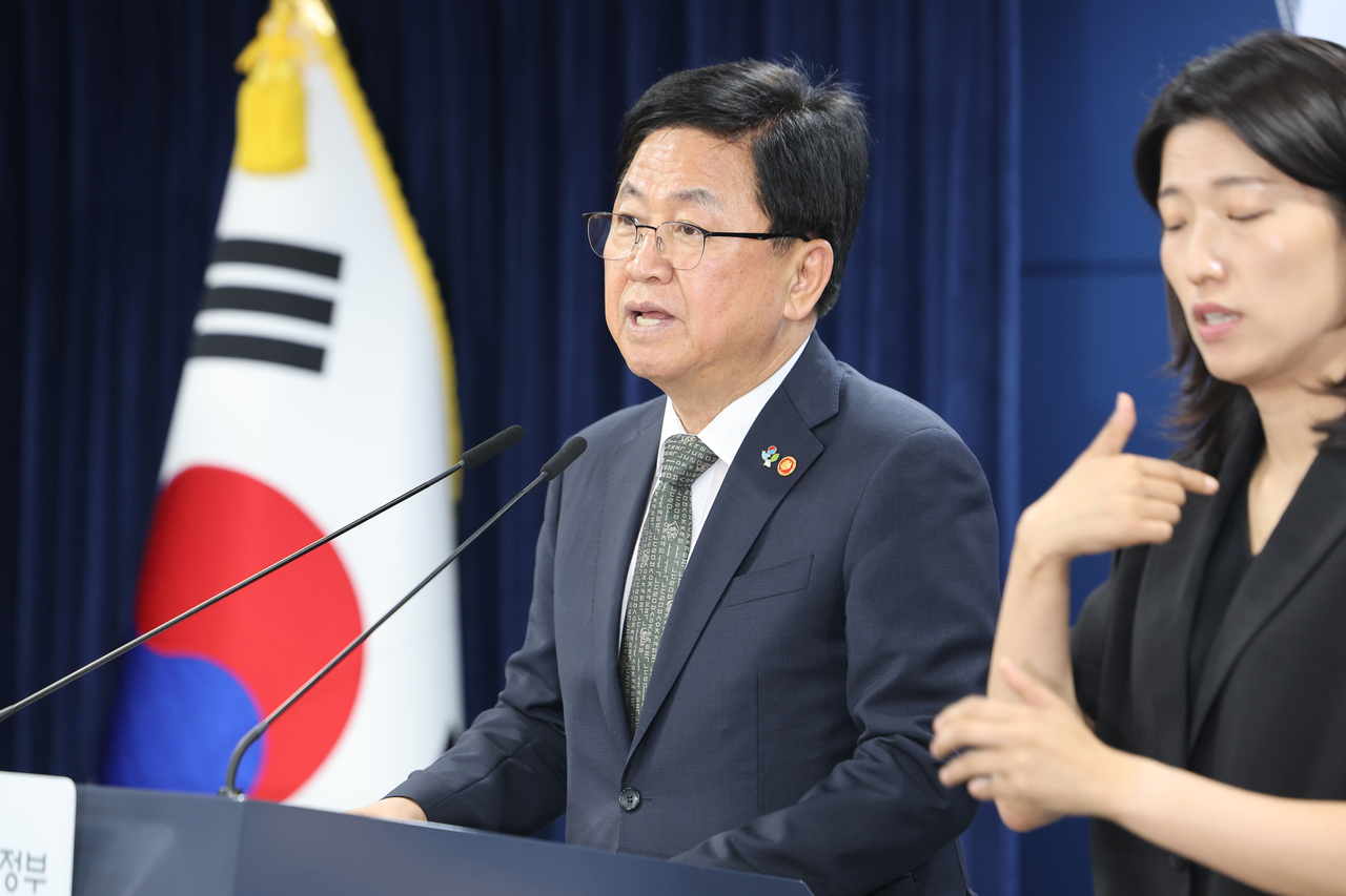 Education Minister Choi Kyo-jin (left) announces the government's comprehensive plan to curb teenage suicides on Tuesday at the Seoul Government Complex. (Yonhap)