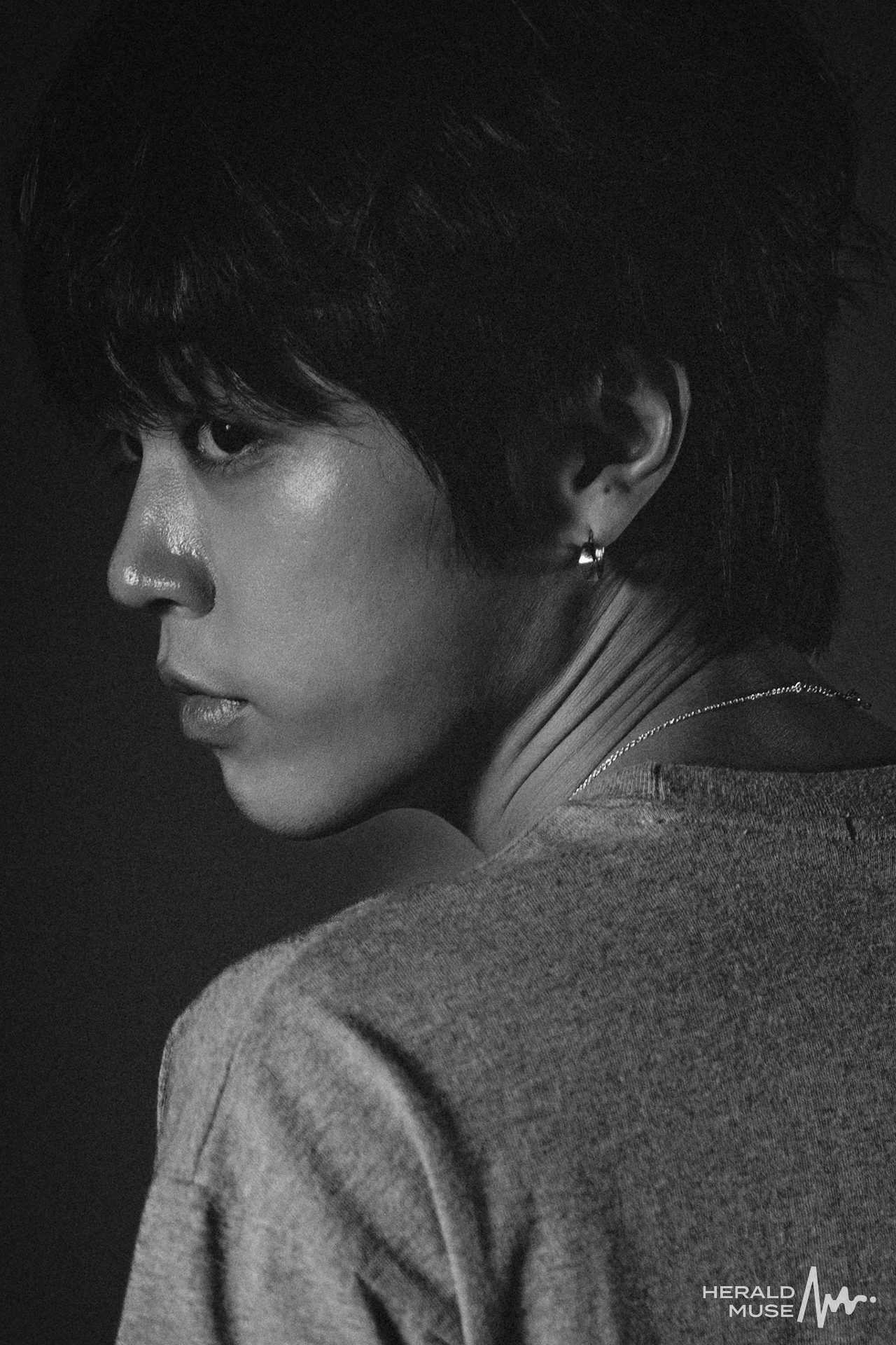 가수 주니가 10일 오후 내방 인터뷰를 위해 헤럴드 종합스튜디오에서 포즈를 취하고 있다./사진=민경빈 기자