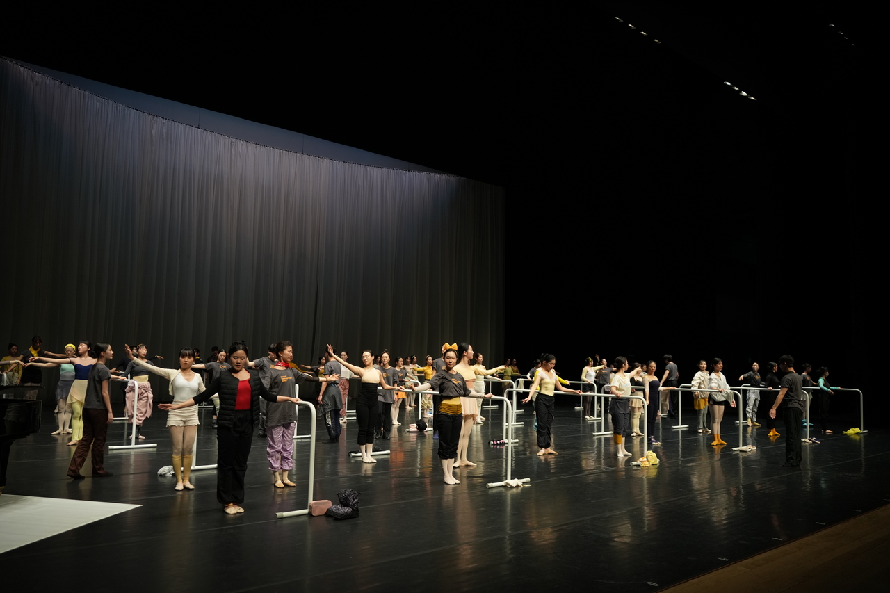 Ballet enthusiasts take part in the Sejong Center's "Grand Ballet Day" program at the Sejong Center's Grand Theater in Seoul in January. (Sejong Center for the Performing Arts)