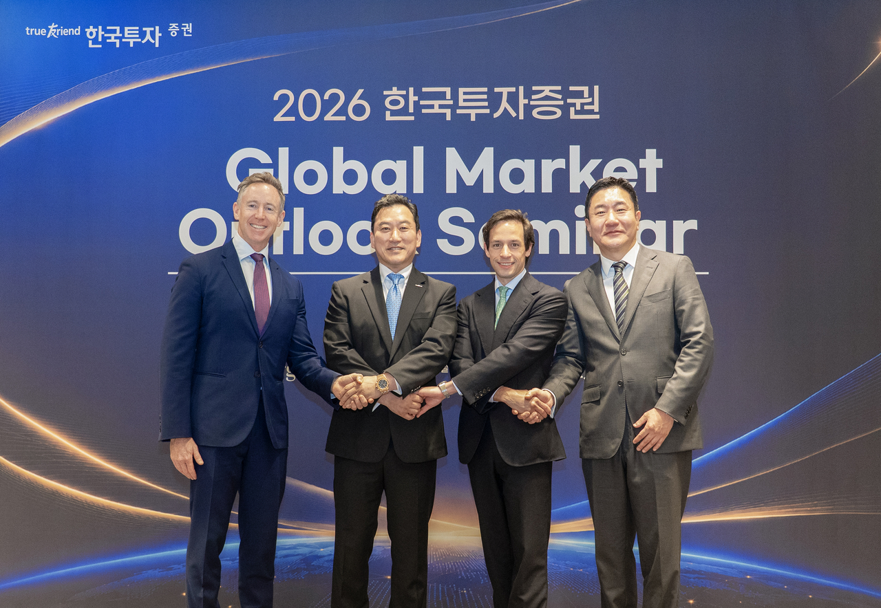 From left: Kerry Craig, global market strategist at JPMorgan Asset Management; Miller Kim, CEO of Korea Investment & Securities; Christian Mariani, investment specialist in the US Equity Group at JPMAM; and Park Nam-seok, Korea head at JPMAM, pose for a photo during the "Global Market Outlook" client seminar held in Seoul on Tuesday.  (Korea Investment & Securities)