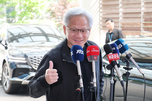 젠슨 황 “주가 하락? 싸게 살 기회” 발언에…“지나친 낙관론, 韓증시 과열 가능성” 전문가 지적