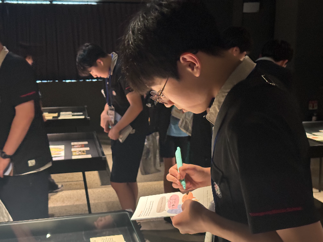 A Youngsung Middle School student takes notes during a school trip to the Democratization Movement Memorial Hall in Yongsan-gu, Seoul, on June 1. (Lee Seung-ku/The Korea Herald)