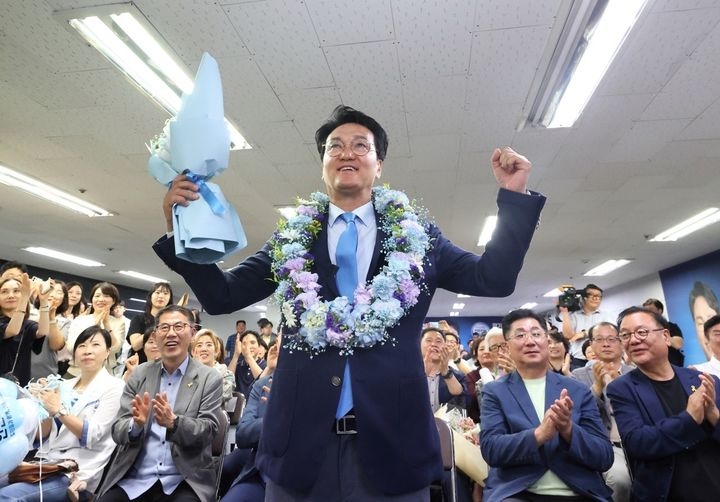 Gyeonggi Province Superintendent of Education-elect Ahn Min-seok reacts after his victory was confirmed in the June 3 local elections at his campaign office in Suwon, Gyeonggi Province. (Ahn's camp)