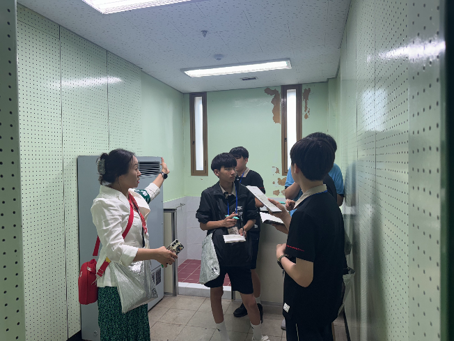 Youngsung Middle School students on June 1 tour a preserved torture room at the Democratization Movement Memorial Hall in Yongsan-gu, Seoul. (Lee Seung-ku/The Korea Herald)