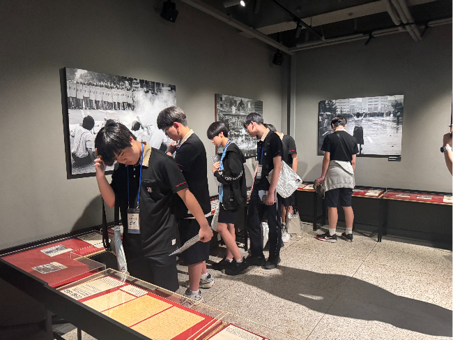 Youngsung Middle School students view an exhibit at the Democratization Movement Memorial Hall in Yongsan-gu, Seoul, on June 1. (Lee Seung-ku/The Korea Herald)