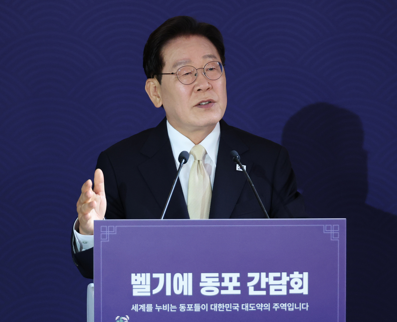 President Lee Jae Myung speaks during a meeting with Korean nationals in Brussels on Tuedsay. (Yonhap)