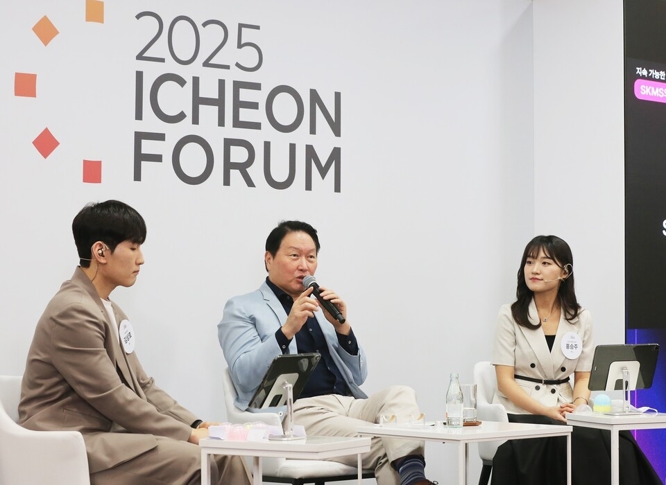 SK Group Chairman Chey Tae-won (center) speaks during a Q&A session with employees at the closing session of the 2025 Icheon Forum in August. (SK Group)