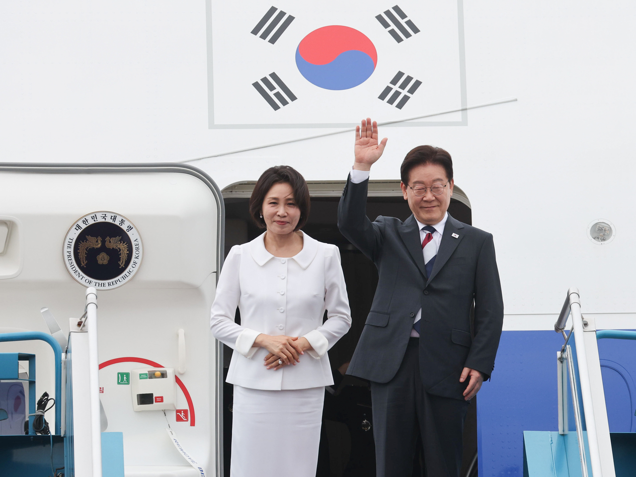 President Lee Jae Myung (R) and first lady Kim Hea Kyung. (Yonhap)