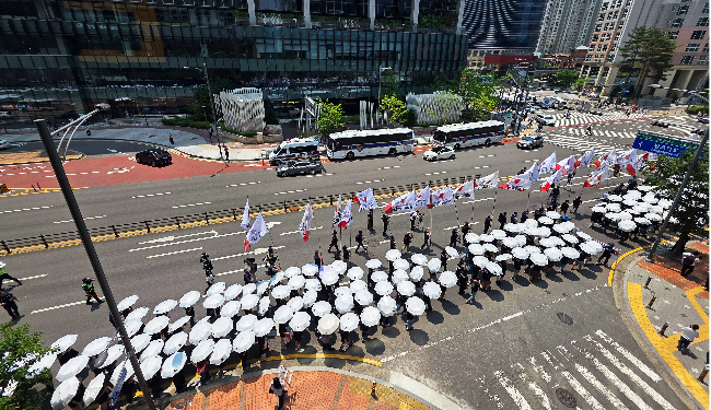 Kakao union members march through Pangyo in Seongnam, Gyeonggi Province, Wednesday during a four-hour partial strike. (Yonhap)