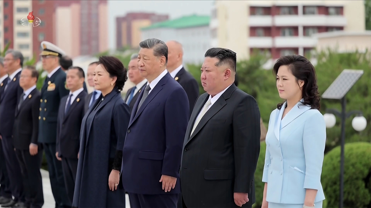 Chinese President Xi Jinping (center left) and his wife, Peng Liyuan, who were on a state visit to North Korea, visit the Friendship Tower in Pyongyang together with North Korean leader Kim Jong-un (center right) and his wife, Ri Sol-ju, on Tuesday, as shown in footage broadcast by Korean Central Television on Wednesday. (Korean Central Television screen capture-Yonhap)