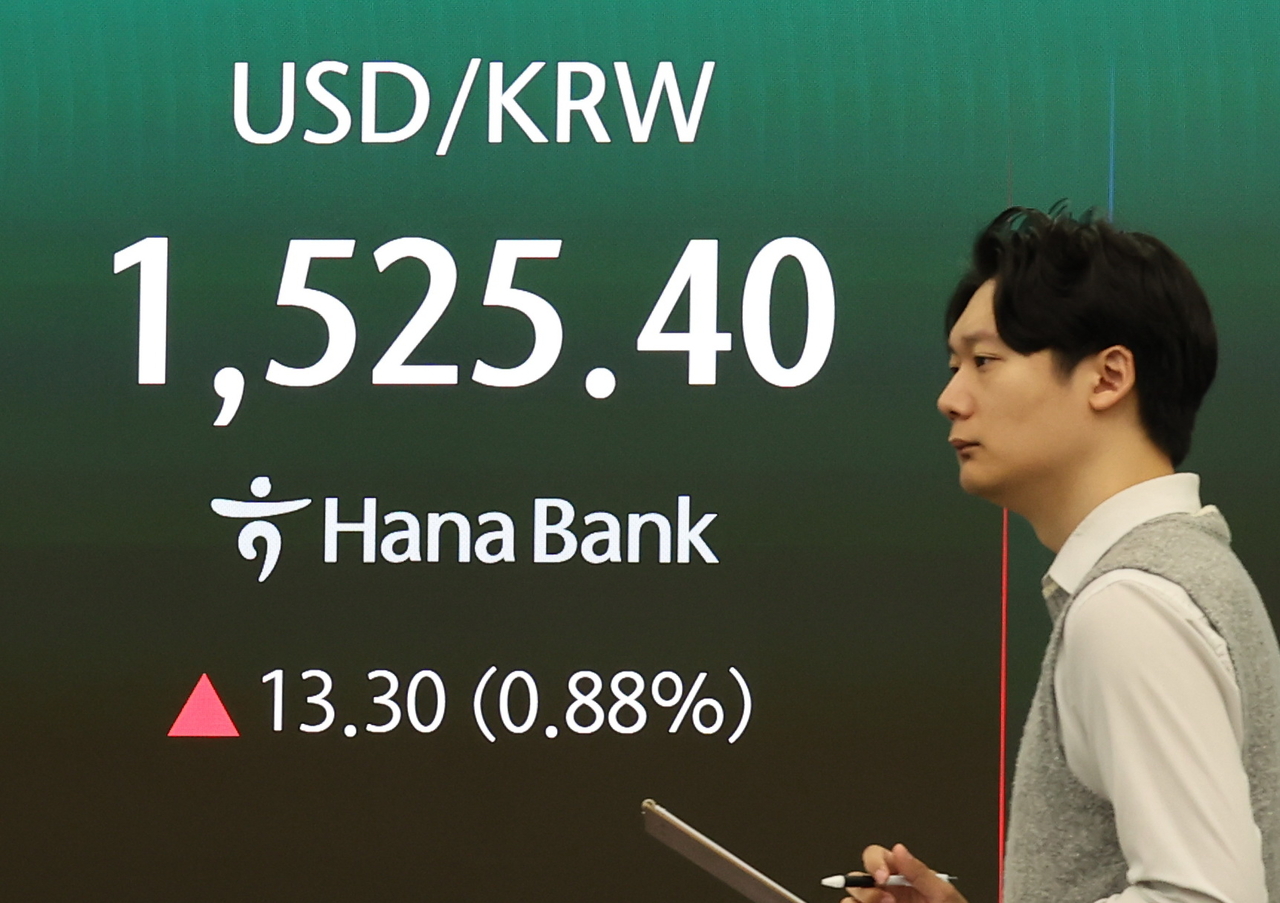 An electronic board at a Hana Bank dealing room in central Seoul shows the won trading at 1,525.4 per US dollar on Wednesday morning. (Yonhap)