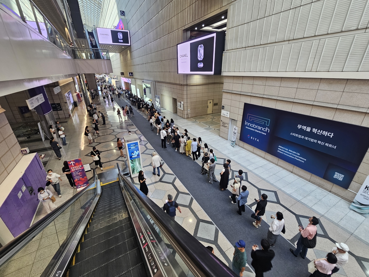 Visitors line up to enter Kiaf Seoul 2025 at Coex in Seoul on Sept. 3. (Park Yuna/The Korea Herald)