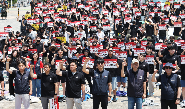 Kakao union members sing a Korean protest anthem at a rally in Seongnam, Gyeonggi Province, Wednesday. (Yonhap)