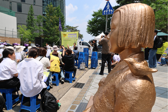 A weekly rally calling for the Japanese government’s official acknowledgment and apology over its wartime sexual slavery is held in Jongno-gu, Seoul, Wednesday. (Yonhap)