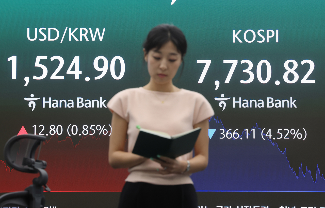 An electronic board showing the Korea Composite Stock Price Index at a dealing room of the Hana Bank headquarters in Seoul on Wednesday. (Yonhap)